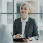 Wanita profesional sedang mewawancarai kandidat dalam proses rekrutmen di kantor modern